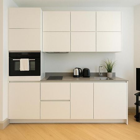 Bright Studio Flat - Walk To River Thames & Kingston Town Surbiton Buitenkant foto