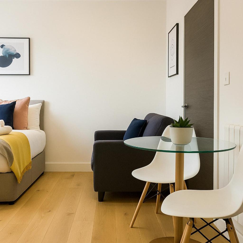 Bright Studio Flat - Walk To River Thames & Kingston Town Surbiton Buitenkant foto